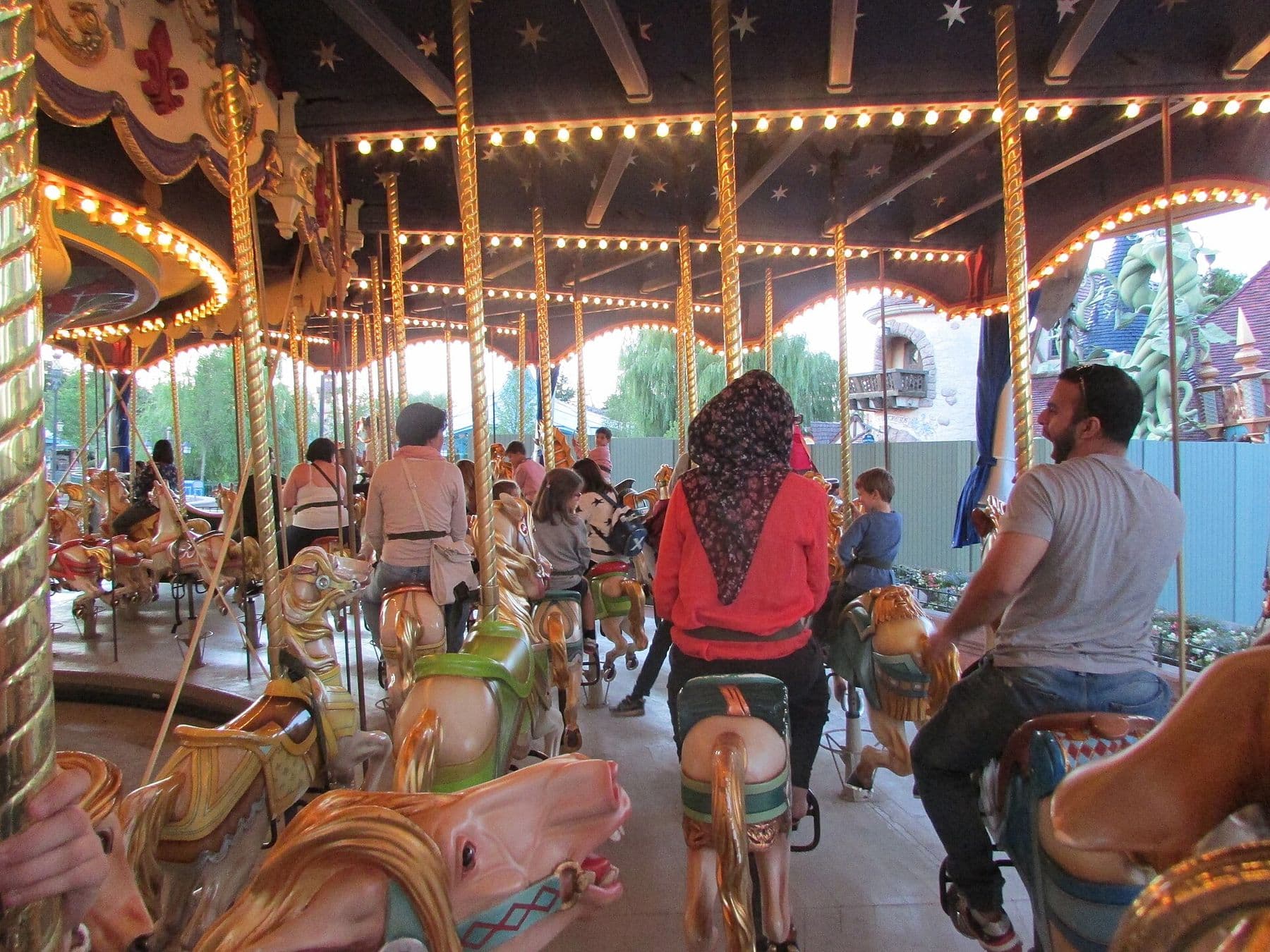 Familias en el carrusel de Disneyland París