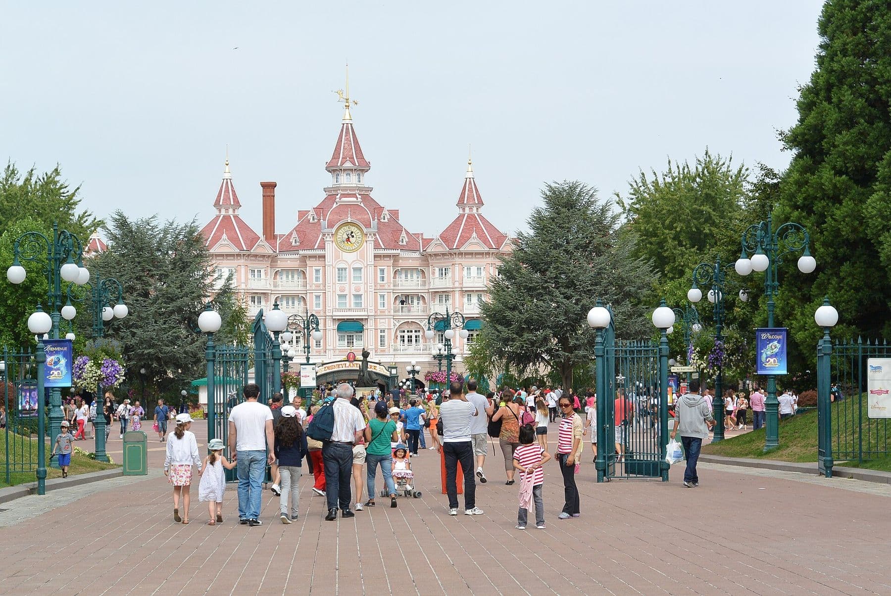 Familias con chicos llegando a Disneyland París