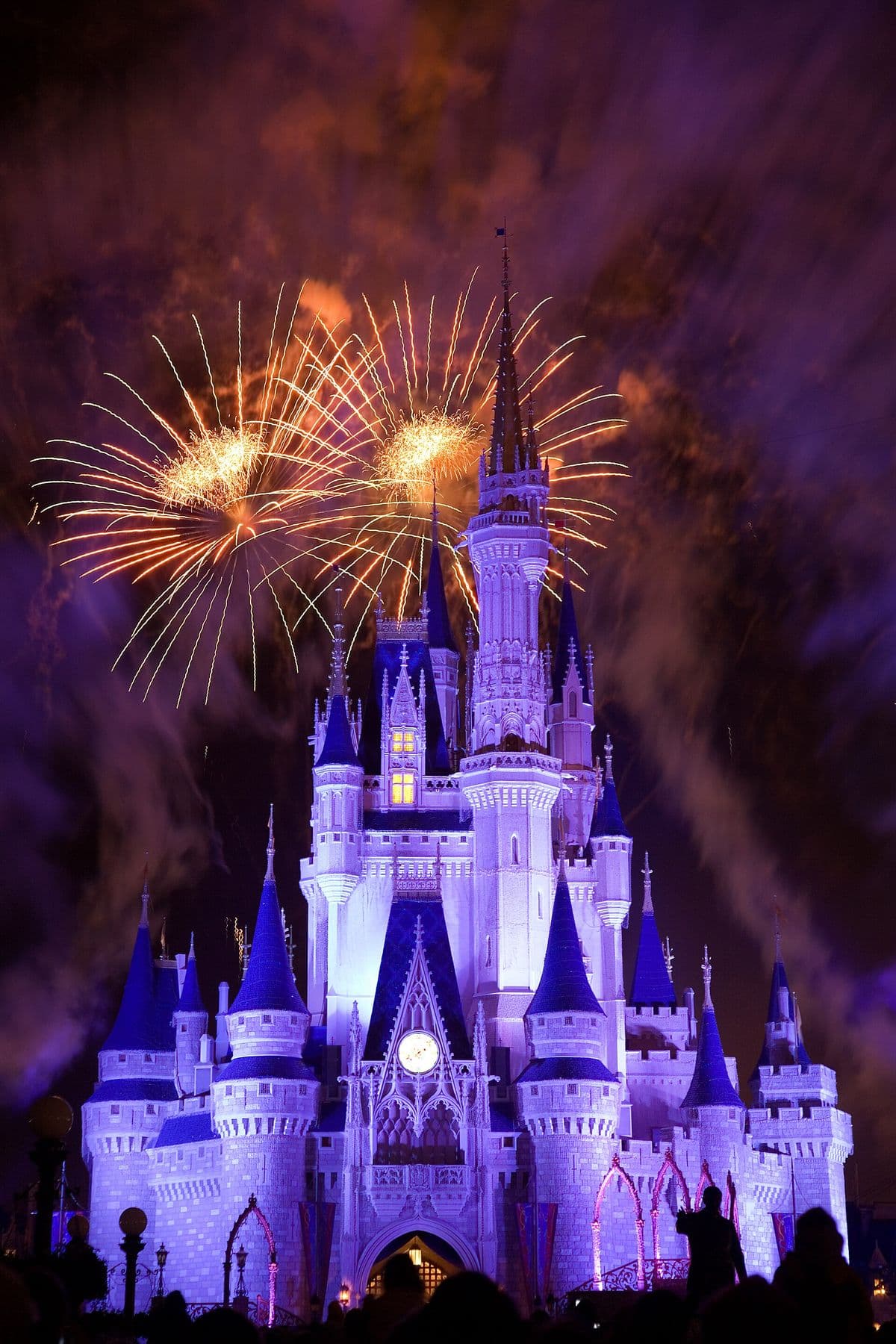 Fuegos artificiales sobre el castillo de Magic Kingdom, en Walt Disney World