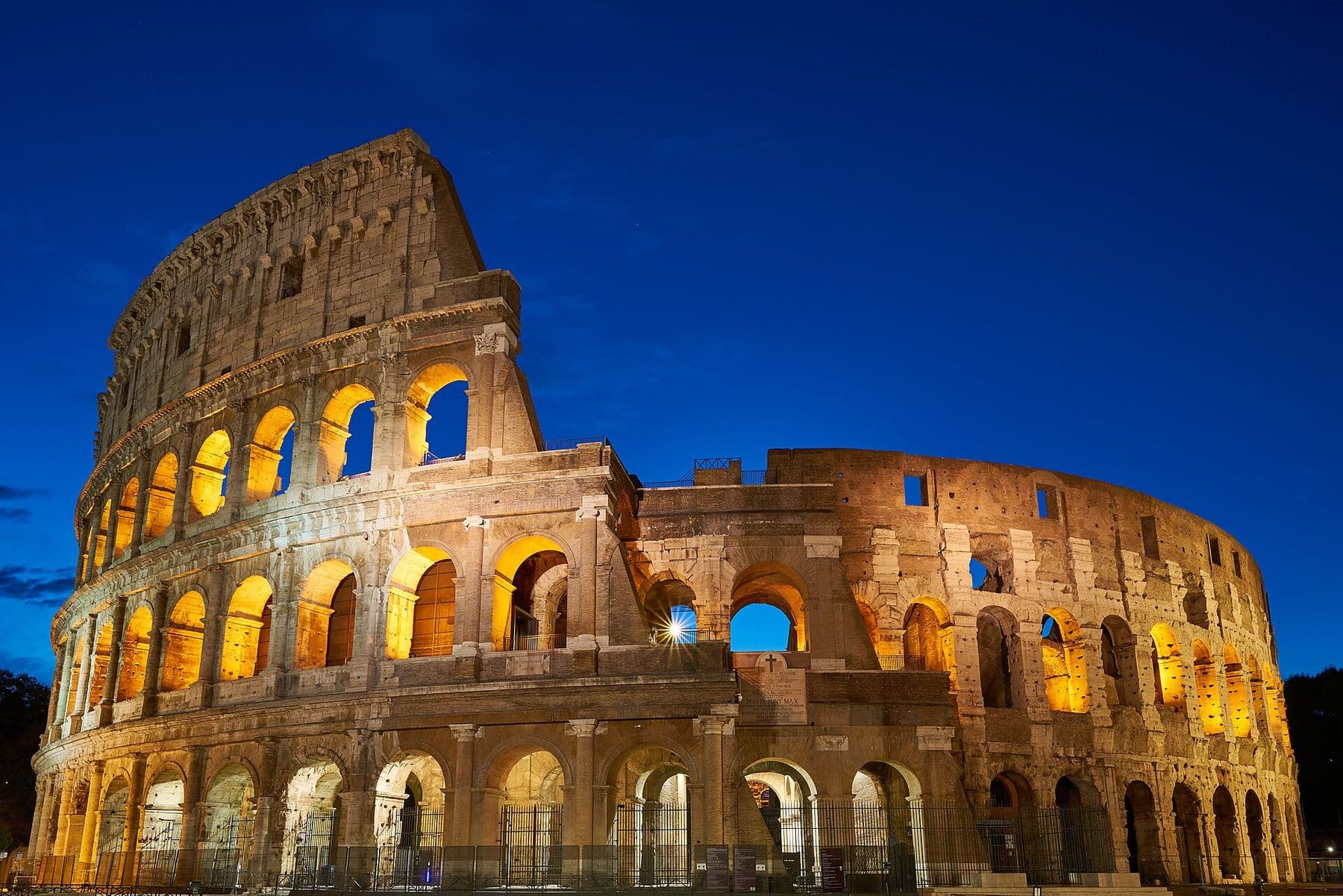El Coliseo de Roma iluminado temprano a la mañana
